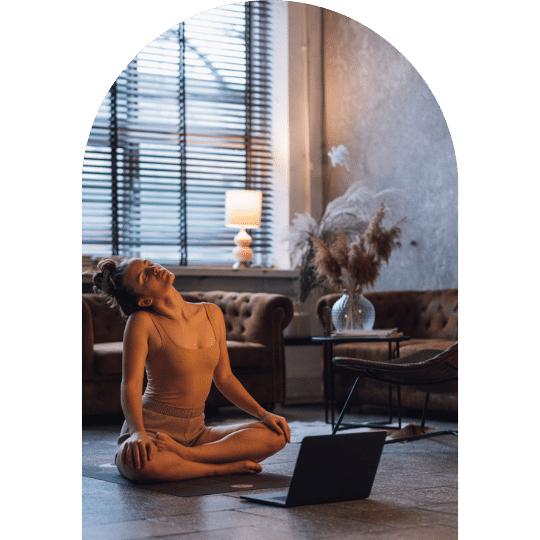 donna che pratica yoga davanti al computer